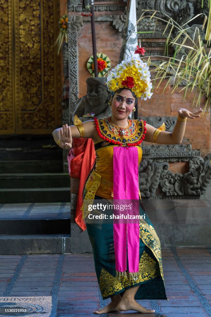 Balinese woman's perform a dance-drama took stories from the episodes of Barongan epic.