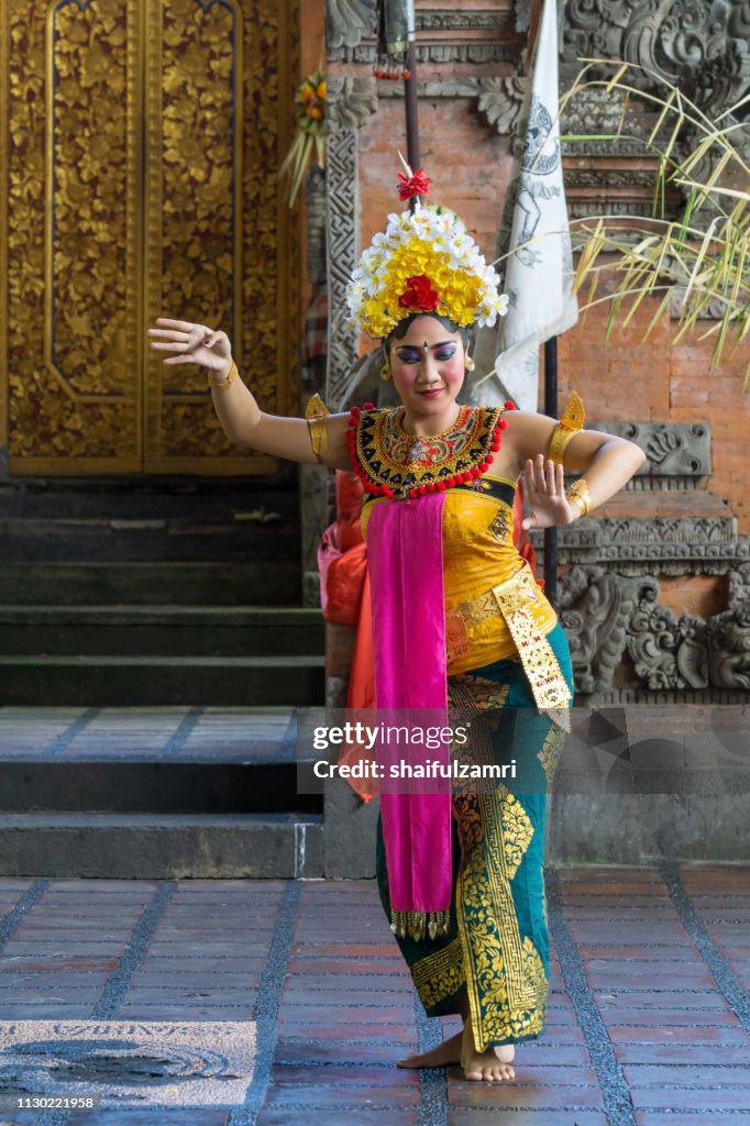 Balinese woman's perform a dance-drama took stories from the episodes of Barongan epic.