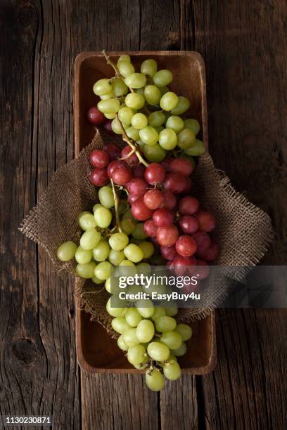 bunch of red and white grapes - uva imagens e fotografias de stock