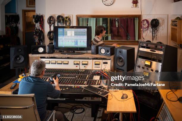 ingegnere del suono e musicista che si prepara per la sessione di registrazione in studio - studio di registrazione foto e immagini stock