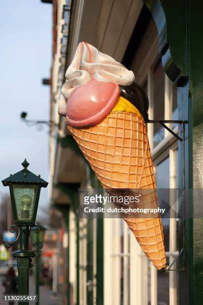 big plastic ice cream - kunstmatig stock pictures, royalty-free photos & images