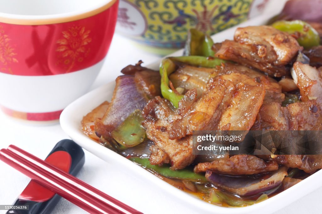Chinesisches Essen Spezialität - zweimal gekochtem Schweinefleisch