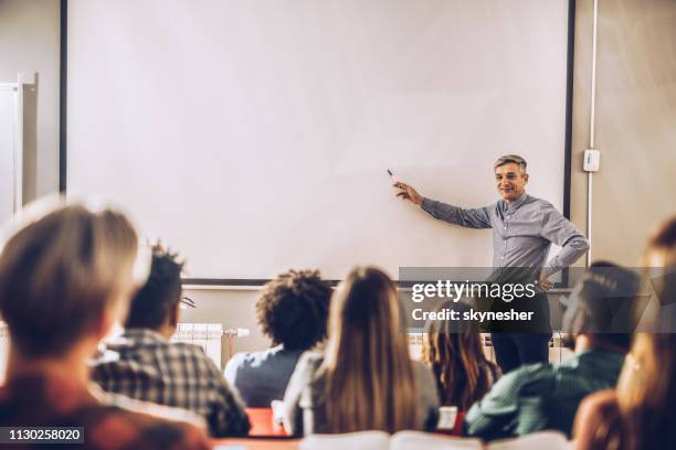 gelukkig hoogleraar onderwijs een lezing over visuele scherm in de klas. - projection screen stockfoto's en -beelden