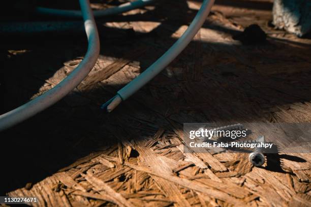 close up screws and building materials on construction site - berufliche beschäftigung stockfoto's en -beelden