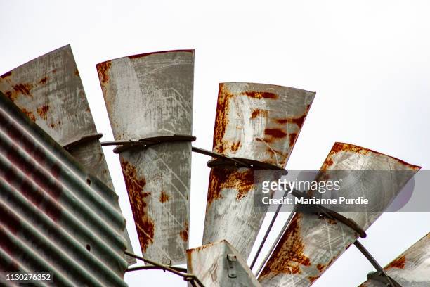 windmill blades - amerikaanse windmolen stockfoto's en -beelden
