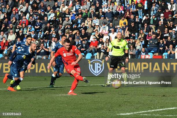 Jordan Veretout of ACF Fiorentina scores his team's second goal from the penalty spot during the Serie A match between SPAL and ACF Fiorentina at...