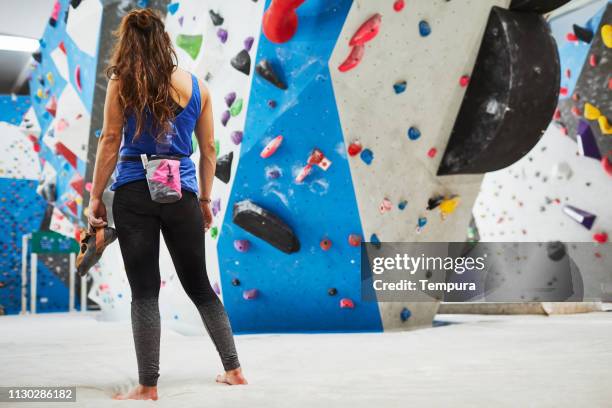 indoor climbing, concentration and preparation. - clambering imagens e fotografias de stock