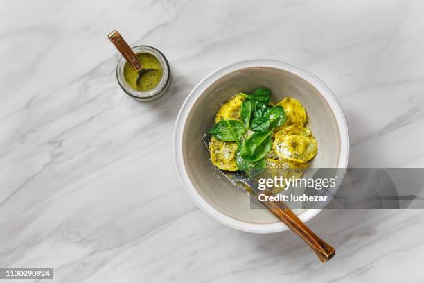 spenat och ricotta ravioli med basilikapesto - tortellini bildbanksfoton och bilder