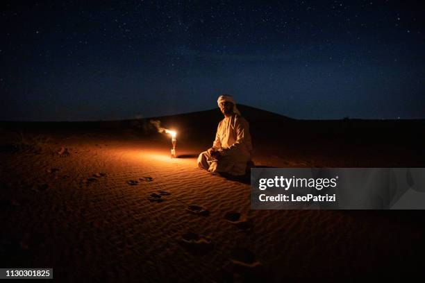 arabes camping pendant la nuit dans le désert - arabian desert adventure night photos et images de collection