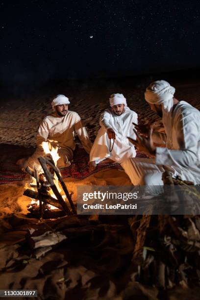 arabes camping pendant la nuit dans le désert - arabian desert adventure night photos et images de collection