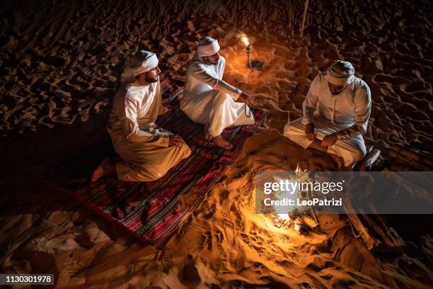 arabes camping pendant la nuit dans le désert - arabian desert adventure night photos et images de collection