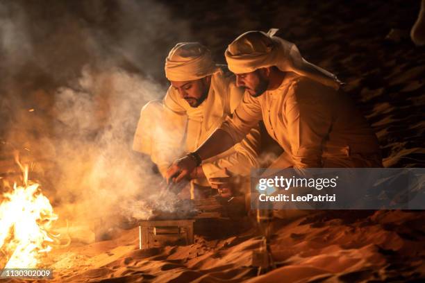 arabieren kamperen bij nacht in de woestijn - desert camping stockfoto's en -beelden