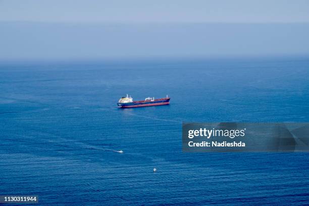 views of a cargo ship in the atlantic ocean - industria petrolera stock-fotos und bilder