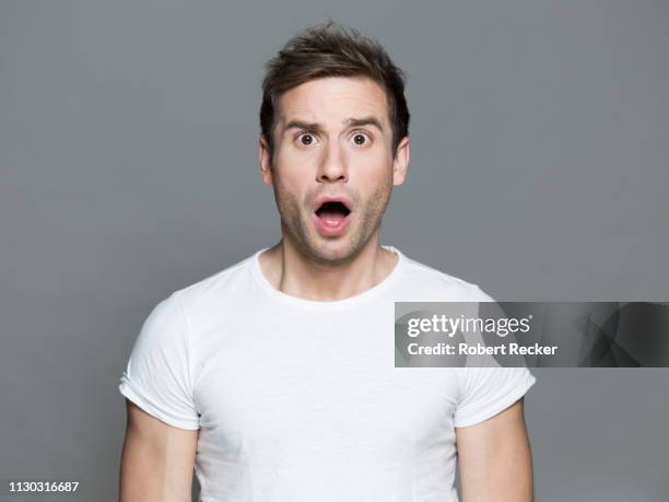 appalled young man - man shock stockfoto's en -beelden