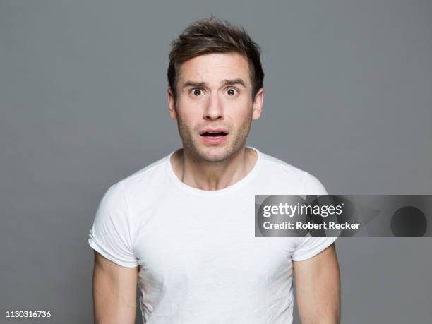 appalled young man - man shock stockfoto's en -beelden