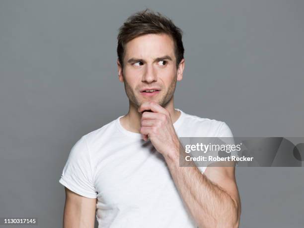 sceptical sideways glance - chiedere foto e immagini stock