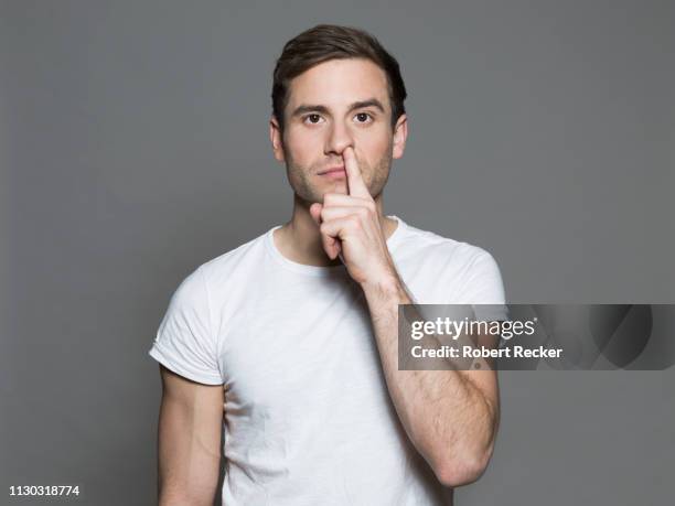 young man picking his nose - mettersi le dita nel naso foto e immagini stock