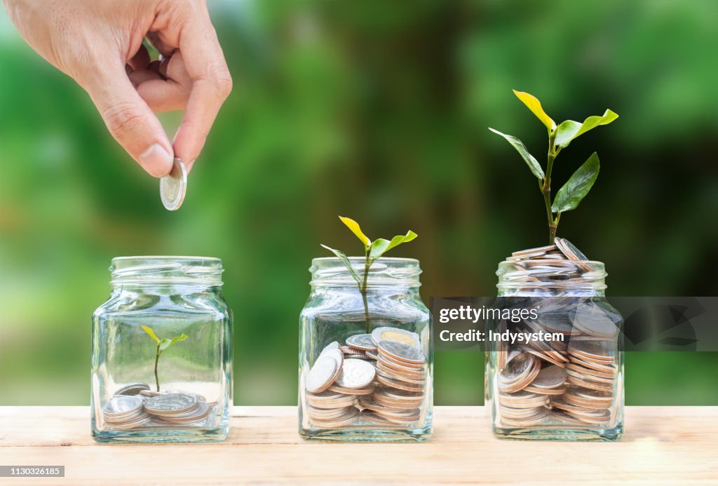 Geld besparen, investeringen, geld verdienen voor de toekomst, financiële vermogensbeheer concept.