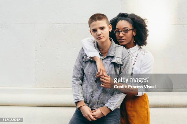 portrait of two young adult friends - androgynous - fotografias e filmes do acervo
