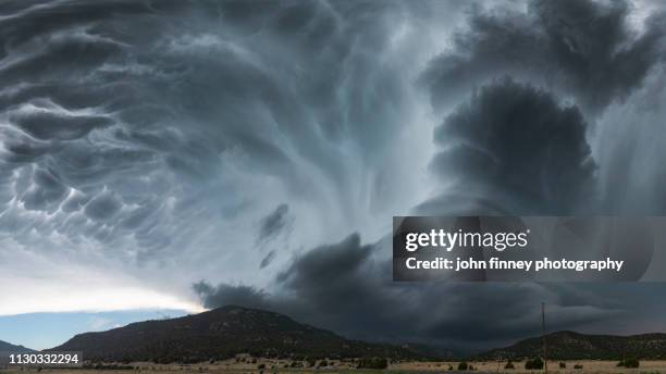 toll gate canyon supercell storm, just north of folsom, new mexico - ciclón fotografías e imágenes de stock