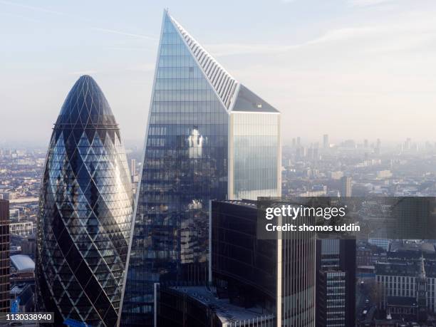 modern london skyscrapers and the financial district - 諾曼弗斯特爵士大廈 個照片及圖片檔