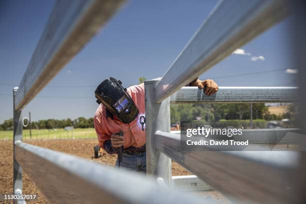 man welding a fence on a farm - last day stockfoto's en -beelden