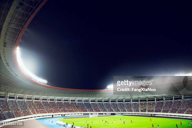 voetbalwedstrijd in een stadion bij nacht - pre game stockfoto's en -beelden