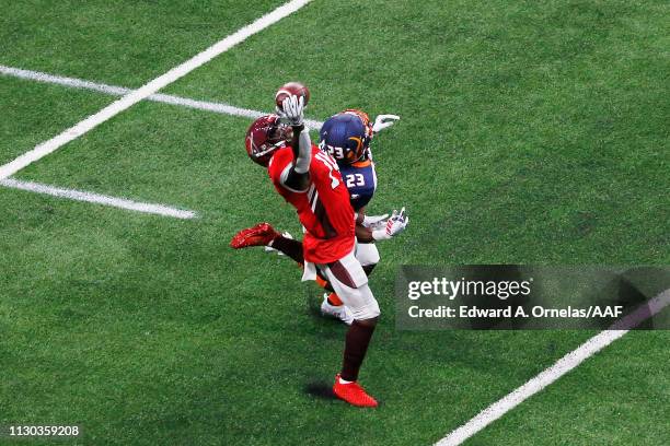 De'Marcus Ayers of the San Antonio Commanders makes a one-handed catch during the first quarter against Mark Myers Jr. #23 of the Orlando Apollos in...