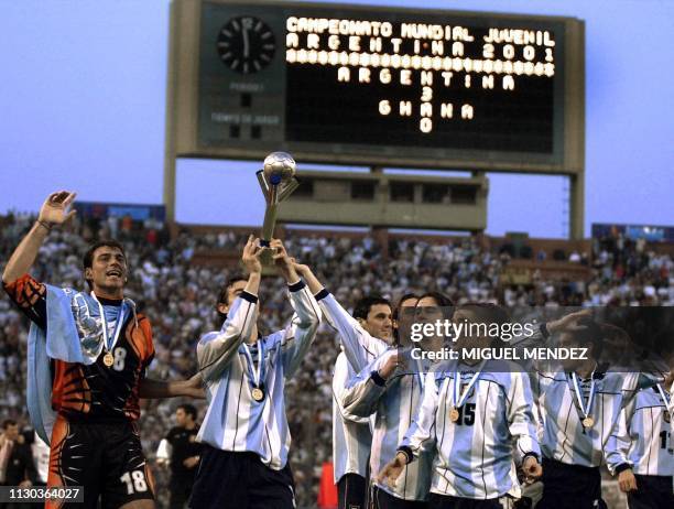 Argentine players celebrate their victory over Ghana in the final of the World Cup Sub-20 Championships 08 July 2001 in Buenos Aires, Argentina....