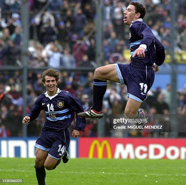 Argentina's Maximiliano Rodriguez celebrates scoring against Finland 17 June during the first Group A match in the Sub-20 World Cup 2001, at Velez...