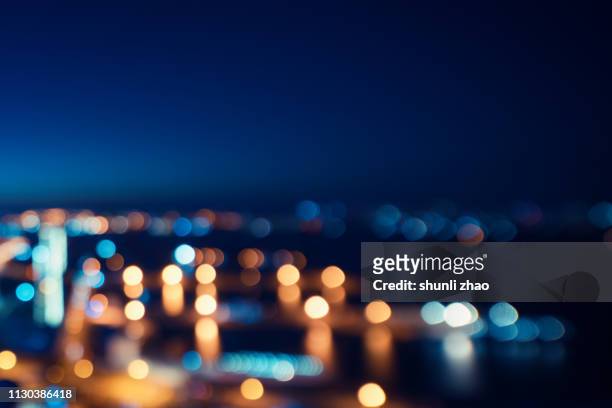 street lights of urban city street at night - defocused foto e immagini stock