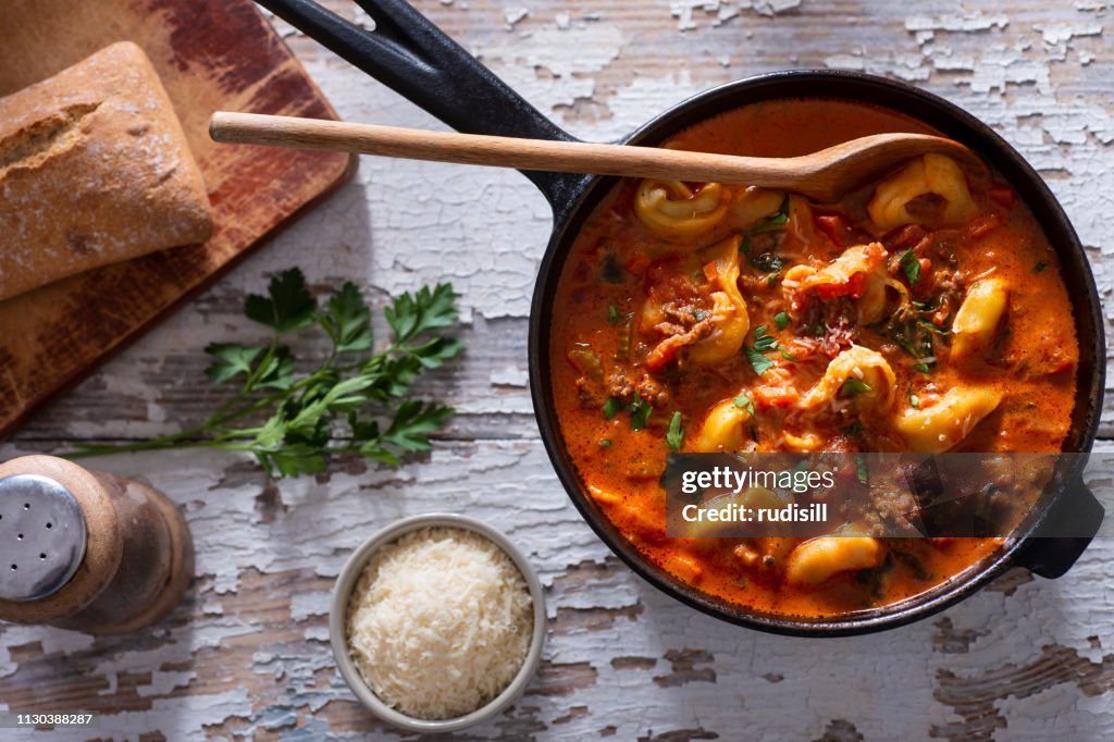 Tortellini-Suppe kochen