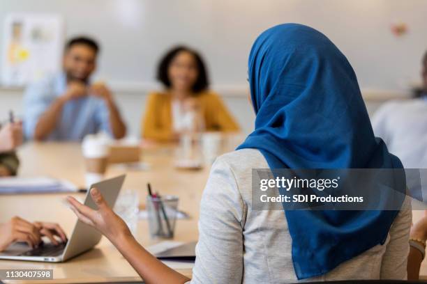 businessmanager facilates staff meeting - hijab stock pictures, royalty-free photos & images