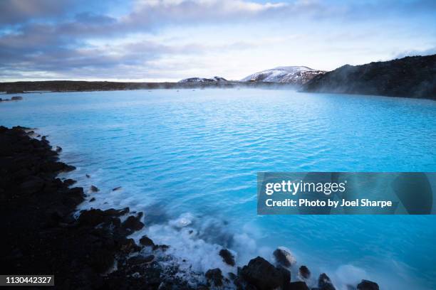 blue lagoon at dusk - blue lagoon ijsland stockfoto's en -beelden