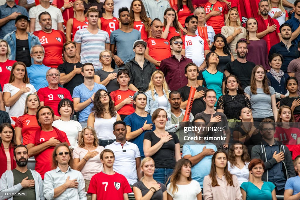 Zuschauer singen Nationalhymne im Stadion