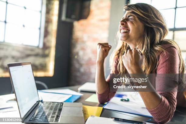 stets gut gelaunte frau erhielt eine große e-mail über computer. - faust in die luft stoßen stock-fotos und bilder