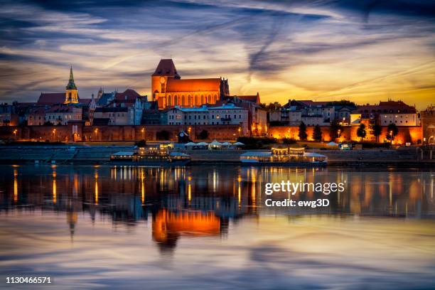 weichsel und torun'old stadt von twilight, polen - toruń polen stock-fotos und bilder