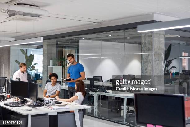 professionals bespreken in meeting at office - day 4 stockfoto's en -beelden