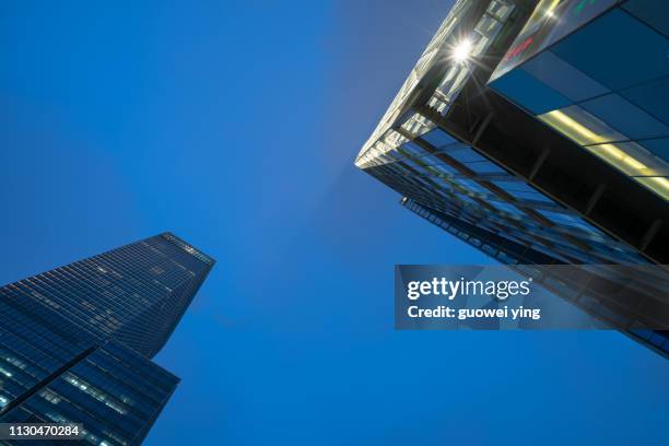 panoramic skyline of shanghai - 名勝古蹟 stockfoto's en -beelden