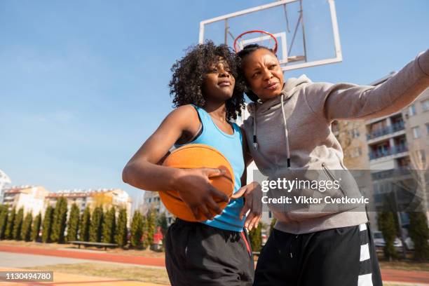 selfie op de sport rechtbank - women's basketball stockfoto's en -beelden