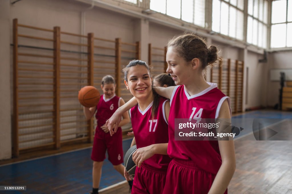 Meisjes basketbal spelers knuffelen op de rechter na wedstrijd