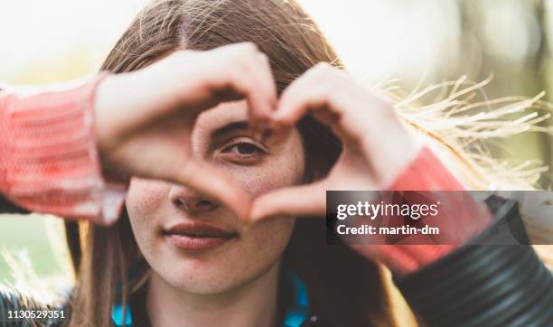 valentijnsdag - hand with hart stockfoto's en -beelden