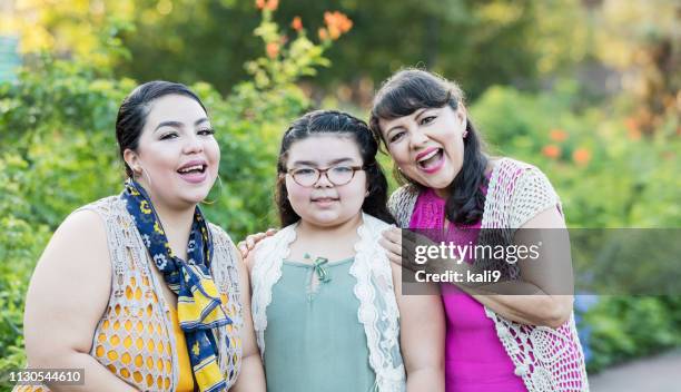 familia hispana de tres generaciones - chubby granny fotografías e imágenes de stock