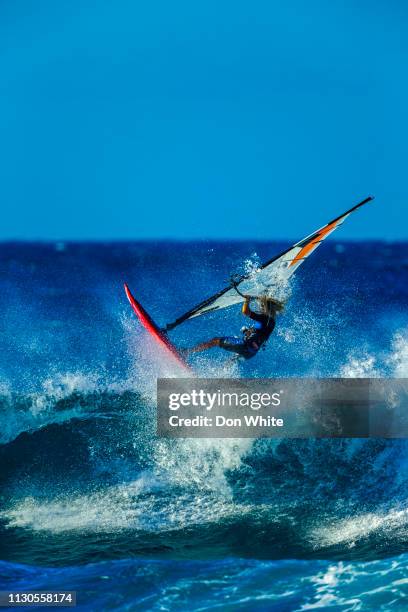 eiland maui in hawaï - windsurf stockfoto's en -beelden