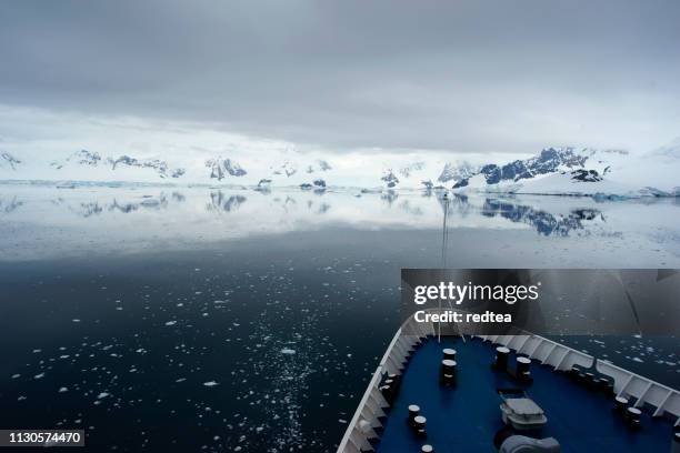 barco de cruceros que se crusa alrededor de hielo en aguas antárticas - península antártica fotografías e imágenes de stock