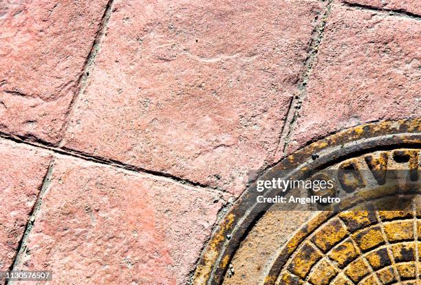 the cover of a sewer in the steel; composition and textures - calle urbana stockfoto's en -beelden