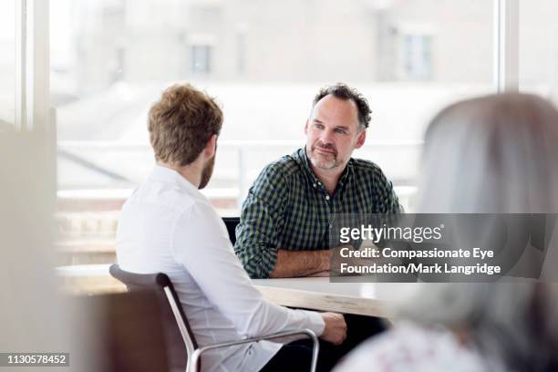 businessmen having meeting in modern office - leaders in london day 3 stock-fotos und bilder