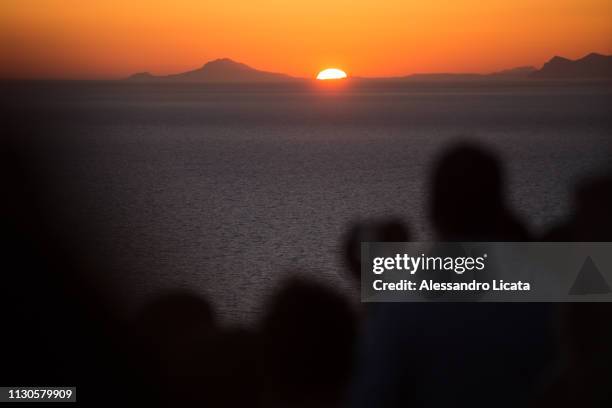 typical sunset  from oia in santorini - imbrunire stockfoto's en -beelden