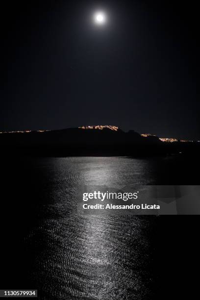 sea ​​with moon reflection - ambientazione tranquilla stock-fotos und bilder