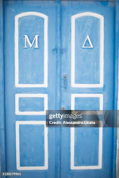 typical blue greek door - vecchio stile photos et images de collection